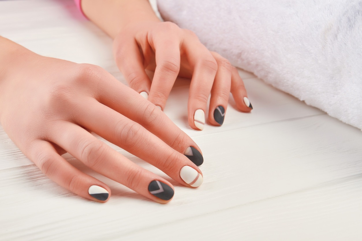 manicura negra blanca